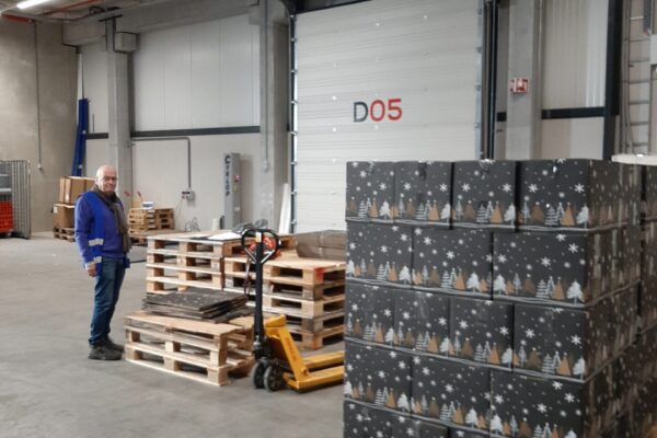 Twentepoort Logistiek verzorgt transport Stichting SHOE - Jerry van den Bos bij de goederen