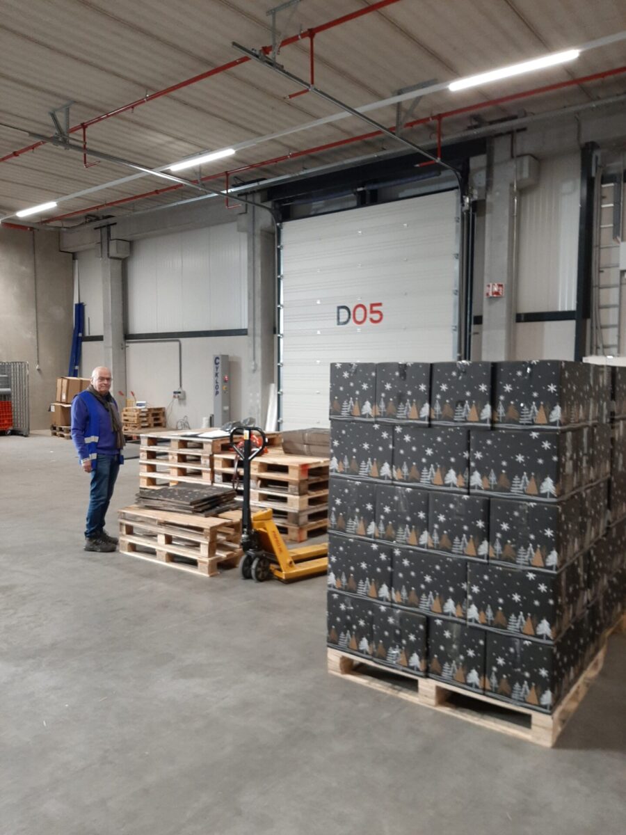 Twentepoort Logistiek verzorgt transport Stichting SHOE - Jerry van den Bos bij de goederen