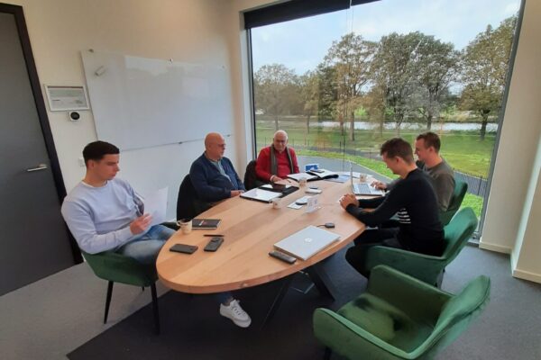 Twentepoort Logistiek verzorgt transport Stichting SHOE - documenten ondertekenen