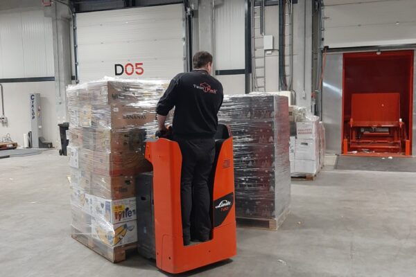 Twentepoort Logistiek verzorgt transport Stichting SHOE - inladen goederen