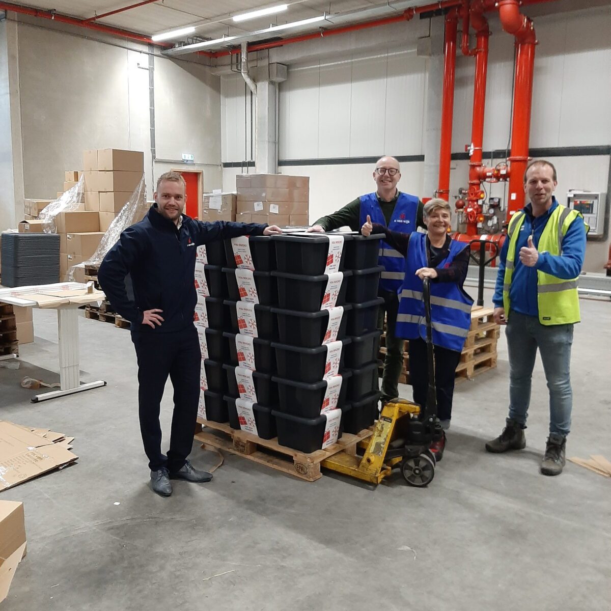 Groepsfoto bij kerstpakketten ROC van Twente - E. van Wijk Forwarding