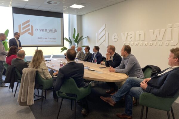 ROC, MBO Raad en TLN op bezoek bij E. van Wijk Forwarding