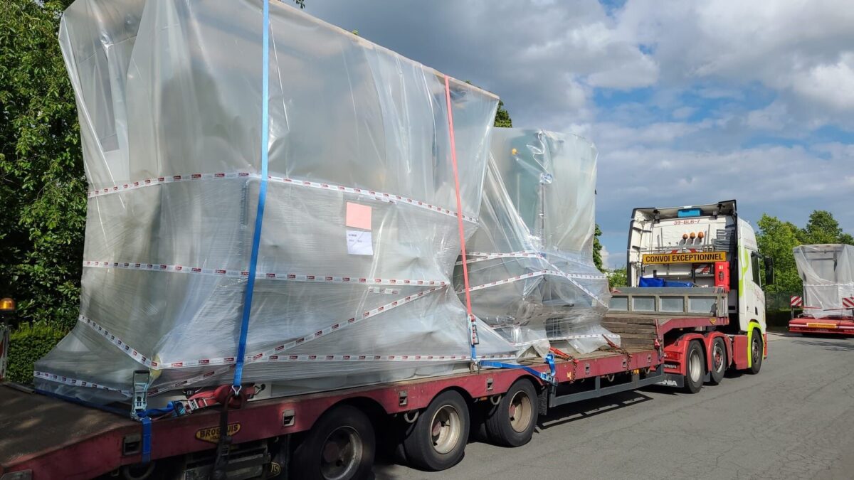 Exceptioneel transport op een open trailer
