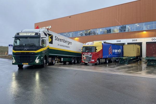 Allereerste E. van Wijk Forwarding trailer op de weg!