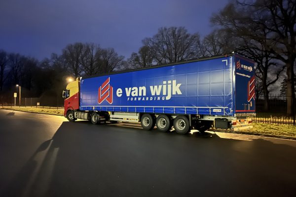 Allereerste E. van Wijk Forwarding trailer op de weg!